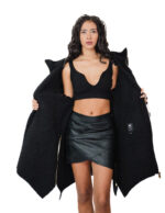 Piumino e eco montone modello mantella 48 nero cappuccio chiusura zip oro e cerniere laterali - immagine 6