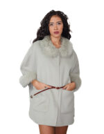 Mantella cashmere e lana con eco pelliccia ai bordi e al collo 48 verde aperta lateralmente tasche boccale cinturino pelle