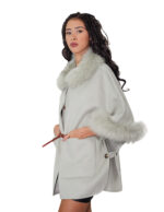 Mantella cashmere e lana con eco pelliccia ai bordi e al collo 48 verde aperta lateralmente tasche boccale cinturino pelle - immagine 3