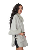 Mantella cashmere e lana con eco pelliccia ai bordi e al collo 48 verde aperta lateralmente tasche boccale cinturino pelle - immagine 2