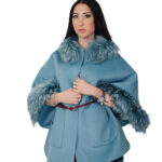 Mantella cashmere e lana con eco pelliccia ai bordi e al collo 50 celeste aperta lateralmente tasche boccale cinturino pelle