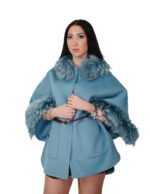 Mantella cashmere e lana con eco pelliccia ai bordi e al collo 46 celeste aperta lateralmente tasche boccale cinturino pelle