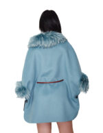 Mantella cashmere e lana con eco pelliccia ai bordi e al collo 46 celeste aperta lateralmente tasche boccale cinturino pelle - immagine 5