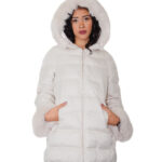 Piumino colore beige 42 eco pelliccia cappuccio e polsi tasche chiusura zip colletto alto manica lunga