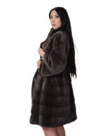 Длинная расклешенная шуба 96 см, капюшон кофейно-коричневого цвета, мех норки 54, внутри горизонтальный кожаный пояс — изображение 3