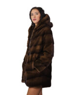 Длинная расклешенная шуба Saga Furs 78 см, полукапюшон, размер 56, горизонтальный V-образный вырез, норка — изображение 2
