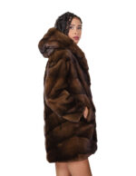 Длинная расклешенная шуба Saga Furs 78 см, полукапюшон, размер 56, горизонтальный V-образный вырез, норка — изображение 3