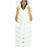 Gilet bianco 46 in volpe con lavorazione orizzontale lungo 122 centimetri con cappuccio e chiusura con ganci interni cinta in vita