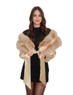 Stola in volpe beige con fodera fascia visibile e maniche oro e lacci oro a chiusura