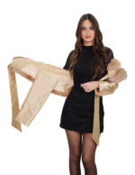 Stola in volpe beige con fodera fascia visibile e maniche oro e lacci oro a chiusura - immagine 2