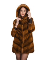 Cappotto in pelliccia di visone orizzontale a V oro gold 46 vestibilità larga cappuccio e manica lunga tasche esterne