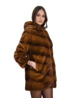 Cappotto in pelliccia di visone orizzontale a V oro gold 46 vestibilità larga cappuccio e manica lunga tasche esterne - immagine 2