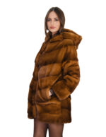 Cappotto in pelliccia di visone orizzontale a V oro gold 46 vestibilità larga cappuccio e manica lunga tasche esterne - immagine 3