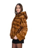 Giaccone in visone orizzontale gold 48 con manica lunga e cappuccio foderato in pelliccia di visone lungo 66 centimetri - immagine 3