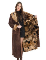 Cappotto lunghissimo 126 centimetri montone fuori pelle marrone e dentro pelliccia maculata 50 collo sciallato taglio vivo e polsi con risvolto - immagine 6